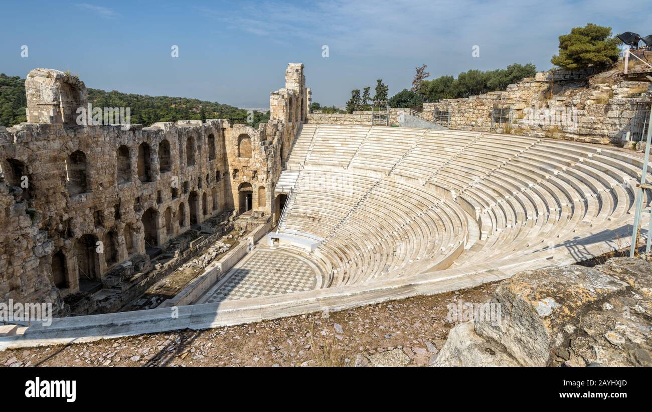 Panoramablick auf das Odeon von Herodes Atticus auf der Akropolis von Athen, Griechenland. Es ist eines der wichtigsten Wahrzeichen Athens. Panorama des alten Gree Stockfoto