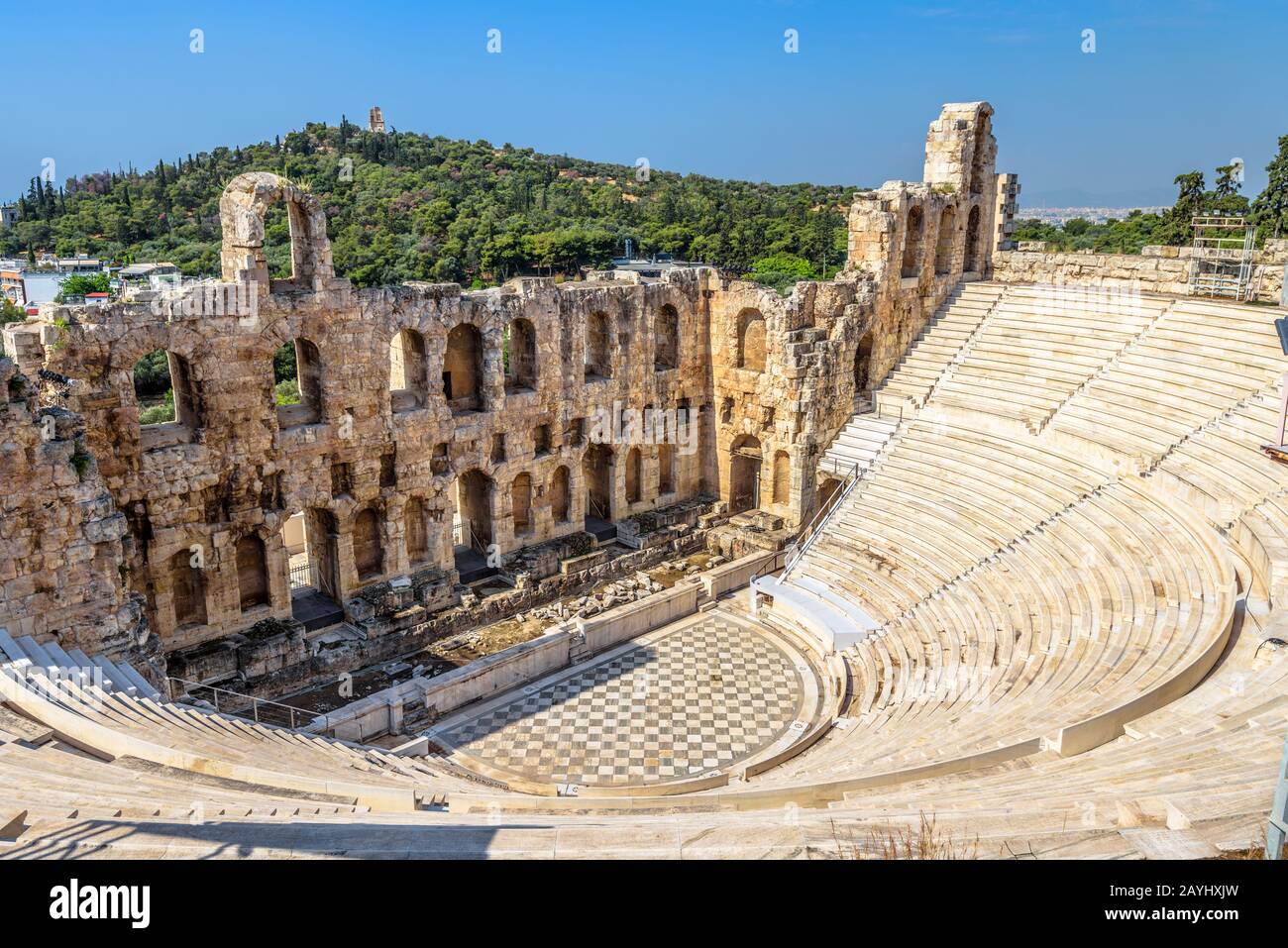 Odeon von Herodes Atticus auf der Akropolis, Athen, Griechenland. Es ist eines der wichtigsten Wahrzeichen Athens. Panorama des antiken Amphitheaters. Schöne Aussicht auf Famo Stockfoto