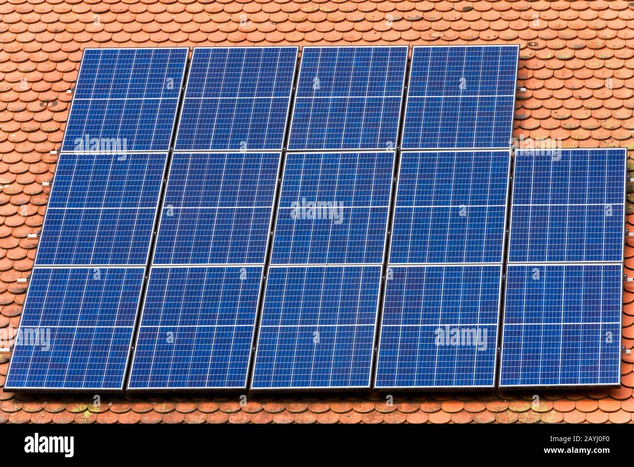 Solarpanel auf dem Dach des Wohnhauses. Sonnensystem auf dem Dach der Nahaufnahme. Photovoltaik-Öko-Panels für Strom aus sauberer Sonnenenergie. Blau so Stockfoto