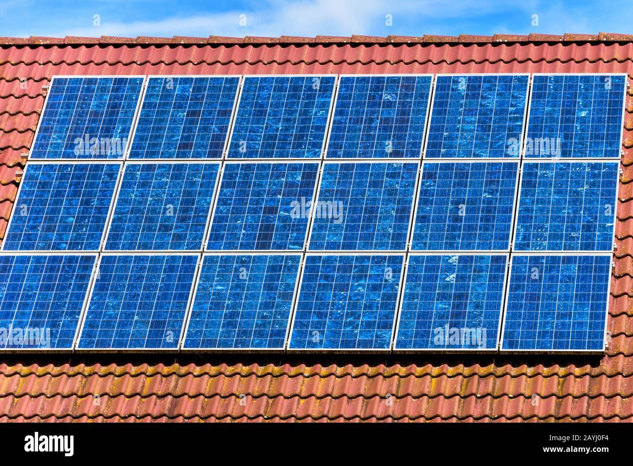 Solarpanel auf dem Dach des Wohnhauses. Sonnensystem auf dem Dach der Nahaufnahme. Blaue Solarzellen auf der Gebäudeoberseite für alternative Energie. Fotovoltaik Stockfoto