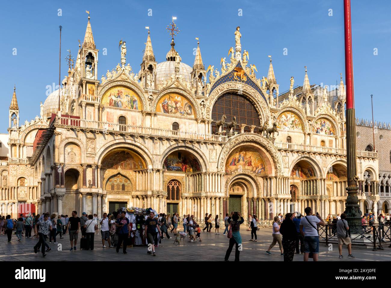 Venedig, Italien - 18. Mai 2017: Markusdom bei Sonnenuntergang. Der Markusdom ist die wichtigste Touristenattraktion Venedigs. Luxuriöse Fassade von St Stockfoto