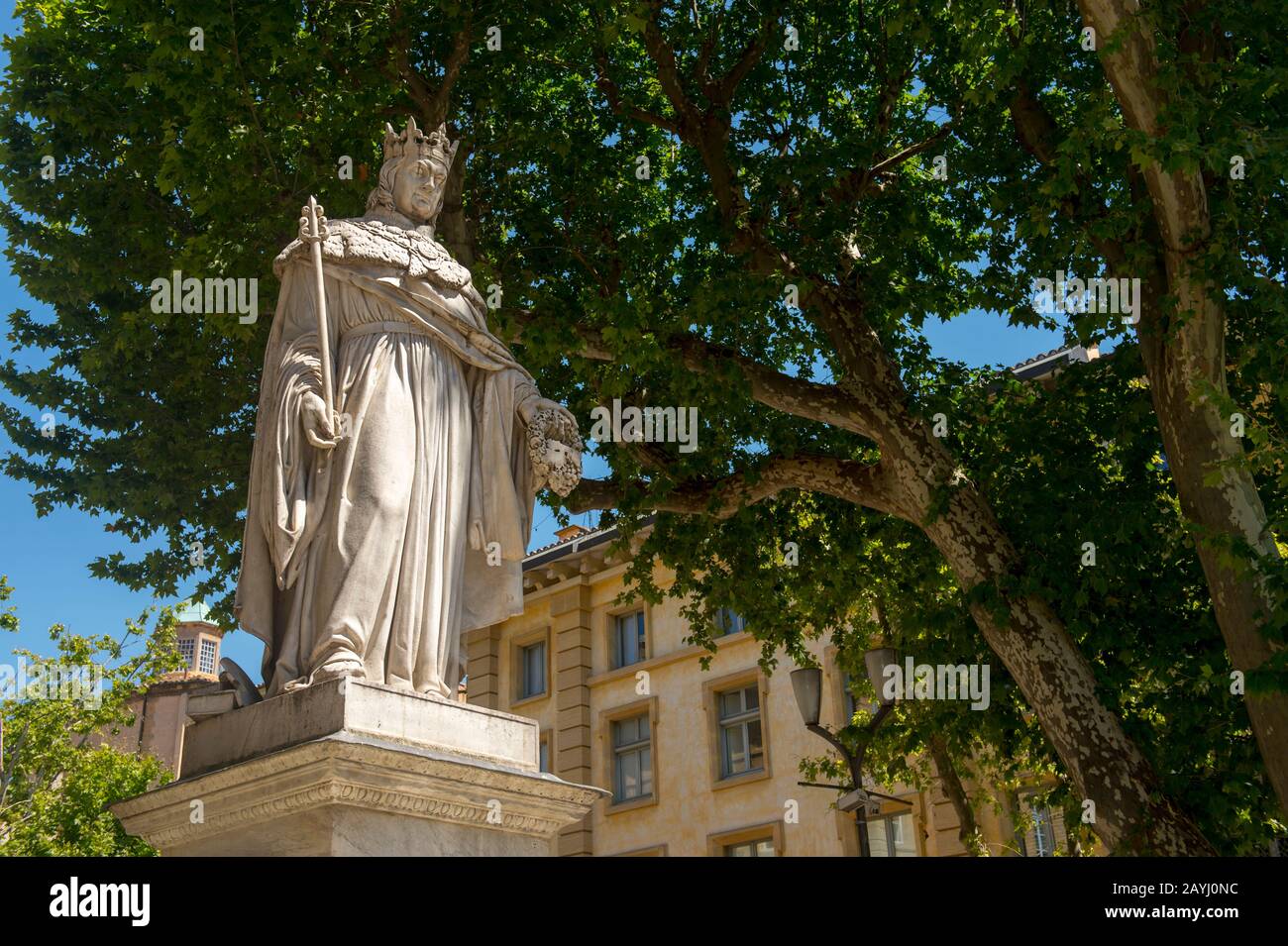 Eine Statue von König Rene (le Roi Rene) befindet sich am östlichen Ende von Cours Mirabeau (Boulevard) in Aix-en-Provence in der Provence, Frankreich. Stockfoto