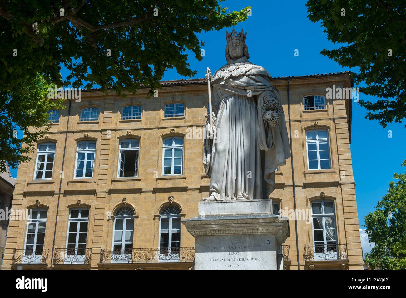 Eine Statue von König Rene (le Roi Rene) befindet sich am östlichen Ende von Cours Mirabeau (Boulevard) in Aix-en-Provence in der Provence, Frankreich. Stockfoto