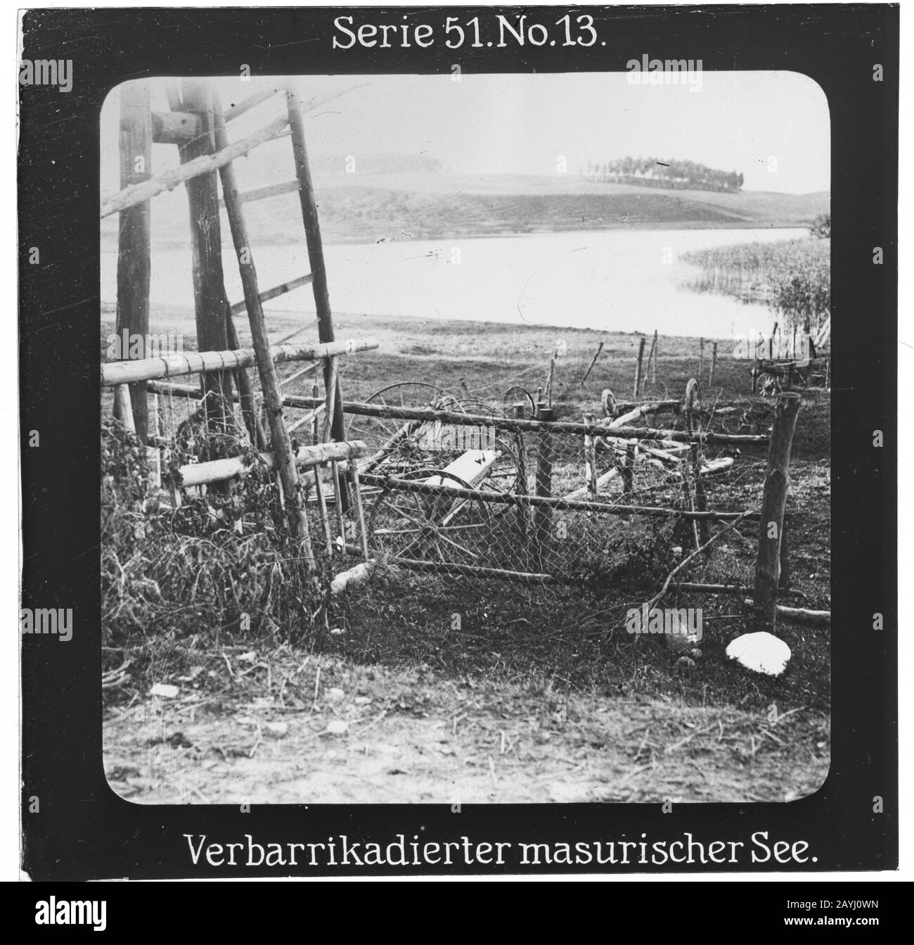 Projektion für alle - der Weltkrieg: Die Ostfront. Serie 51. Nr. 13. Verbarrikadier masurischer See. - die Firma "Projektion für alle" wurde 1905 von Max Skladanowsky (1861-1939) gegründet. Sie produzierte bis zum Jahre 1928 fast 100 Serien zu je 24 Glasdias im Format 8,3 x 8,3 cm im Sog. Bromsilber-Gelatin-Trockenplatten Verfahren. Die ersten Städte vor allem in den Bundesländern, Länder aber auch Märchen und Sagen, das alte Testament und der Erste Weltkrieg. Stockfoto