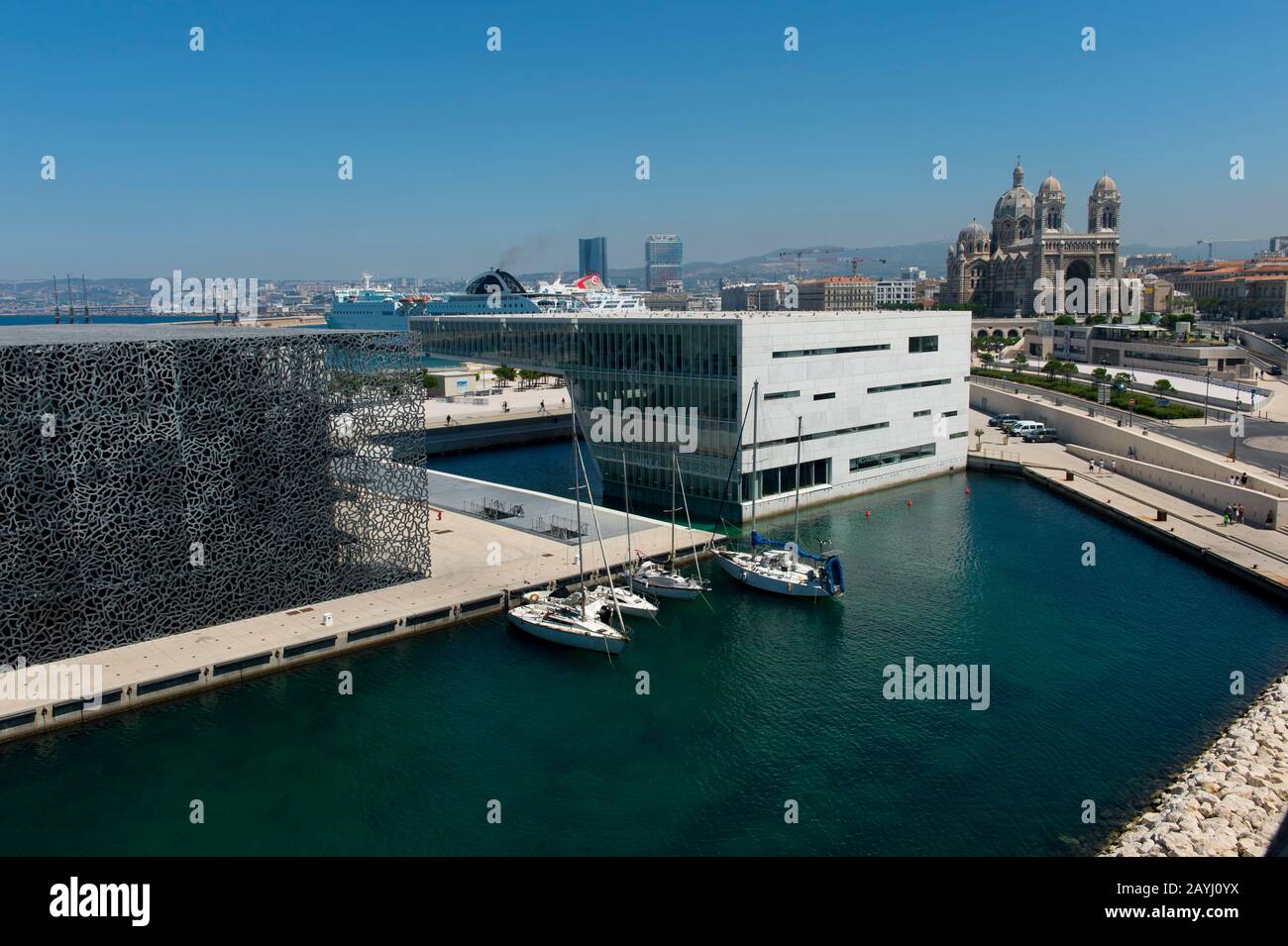 Blick auf das MuCEM (Museum der europäischen Zivilisation und des Mittelmeers) in der Nähe des Vieux Port (alter Hafen) in Marseille, Frankreich. Stockfoto