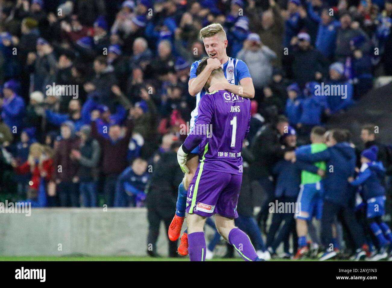 Windsor Park, Belfast, Nordirland, Großbritannien. Februar 2020. Finale im BetMcLean League Cup - Coleraine gegen Crusaders (rot/schwarz).Aktion aus dem Finale am heutigen Abend. Pokalsieger - Coleraines Lyndon Kane und Torhüter Chris Johns feiern. Credit: David Hunter/Alamy Live News Stockfoto