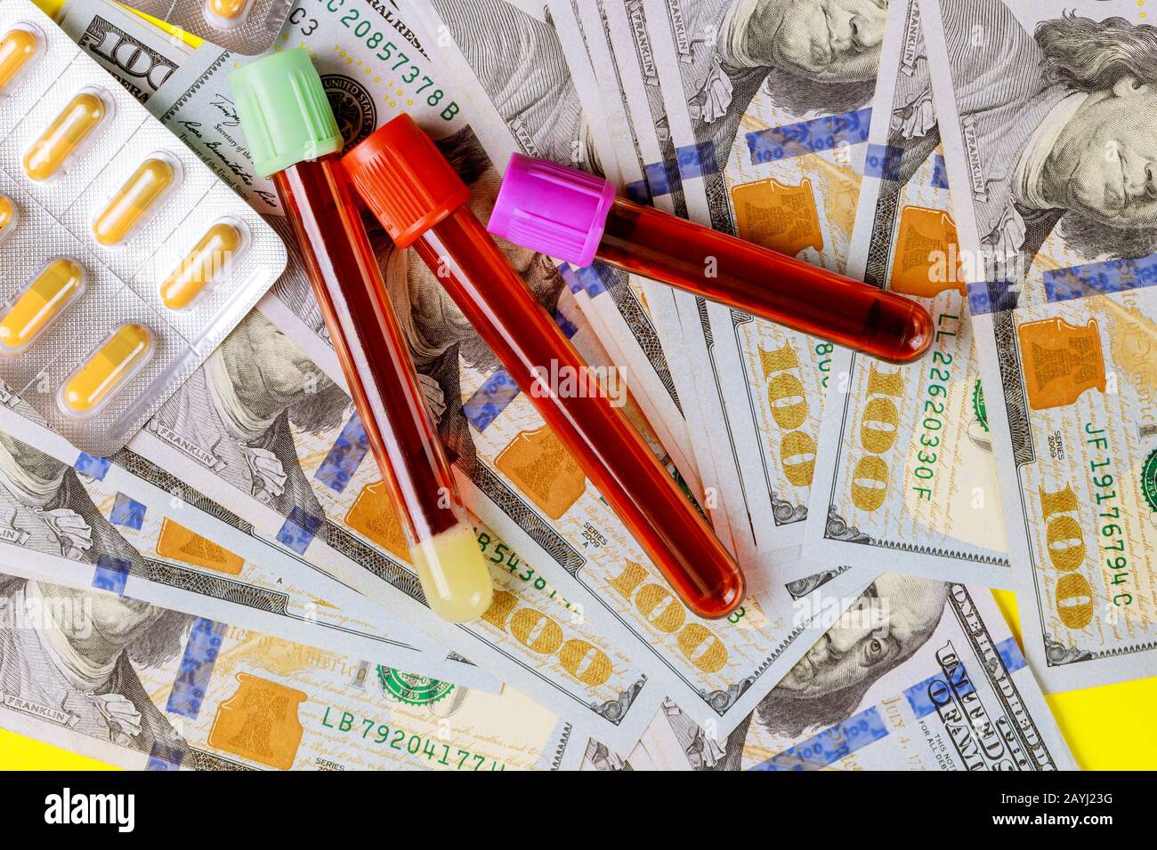 Nahaufnahme des Dollarkurses Geldhintergrund für Blut aus einem teuren Medikament des Patienten Stockfoto