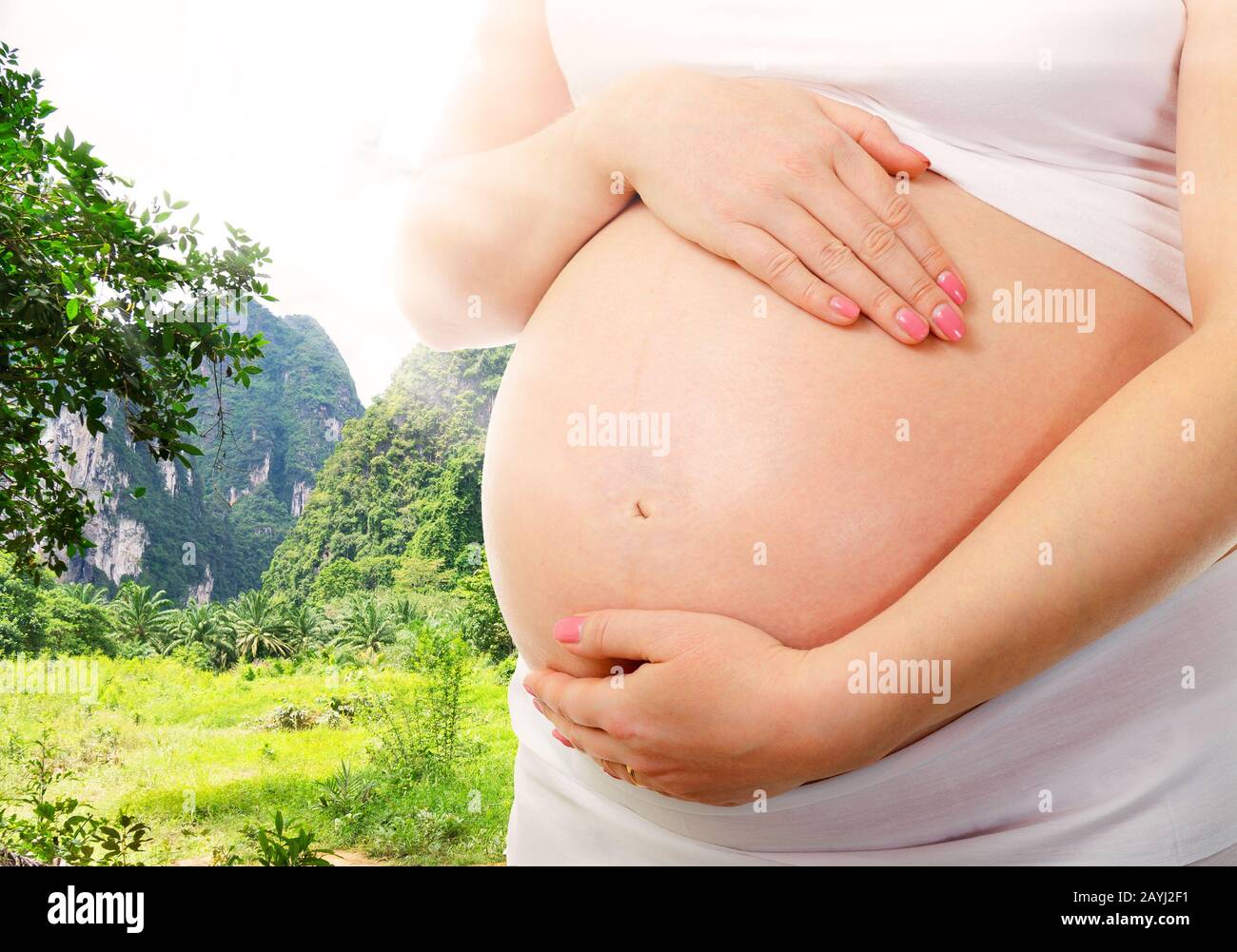 Ein süßer schwangerer Bauch in der Natur Stockfoto