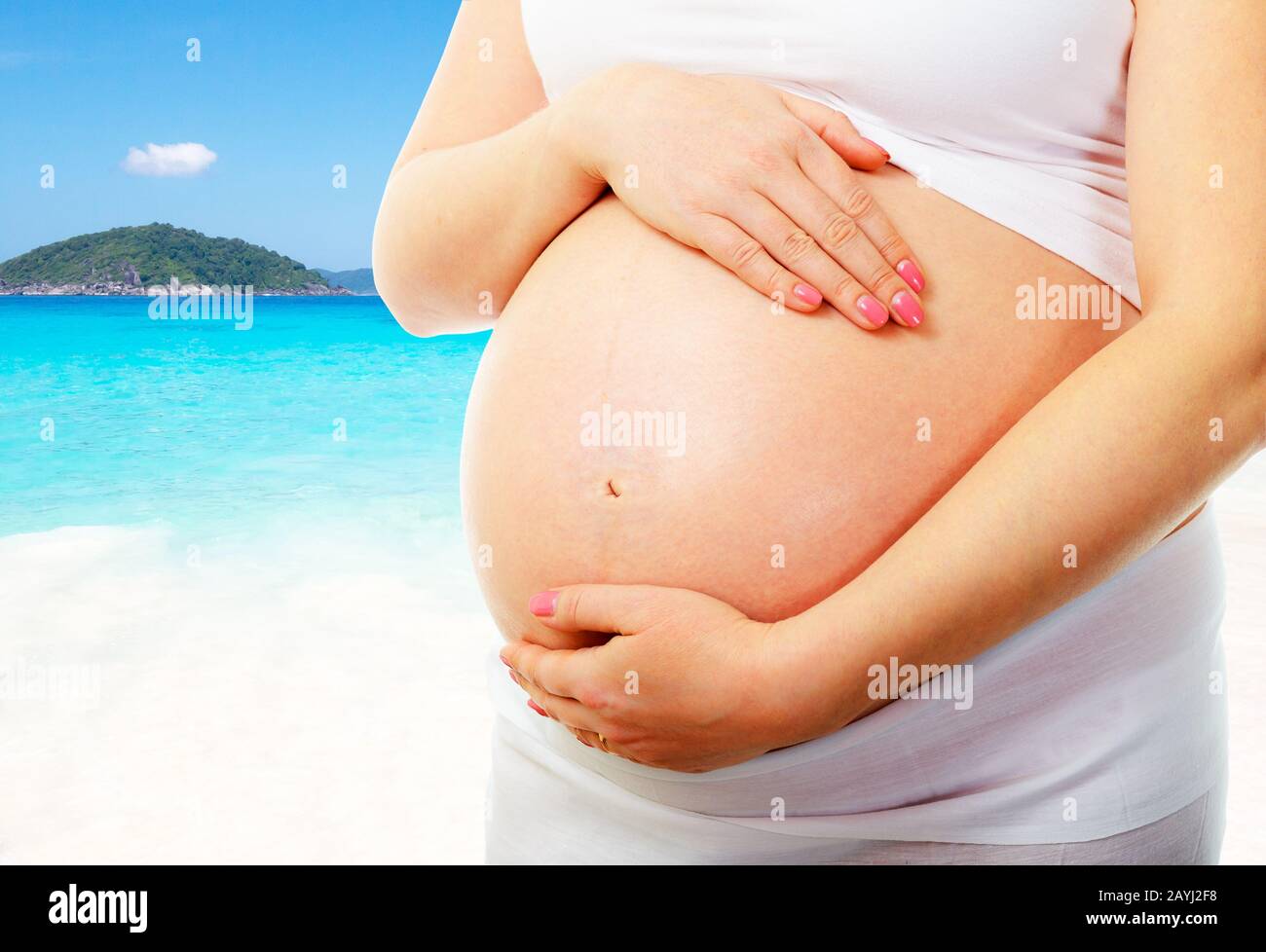 Ein süßer schwangerer Bauch am Strand Stockfoto
