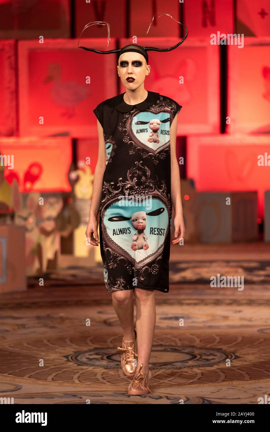 VIN und Omi London Fashion Week Widerstehen AW20-Show. Umweltfreundliche Kleidung aus recyceltem Material und Unkraut aus dem Anwesen in Highgrove. Gotisches Modell Stockfoto