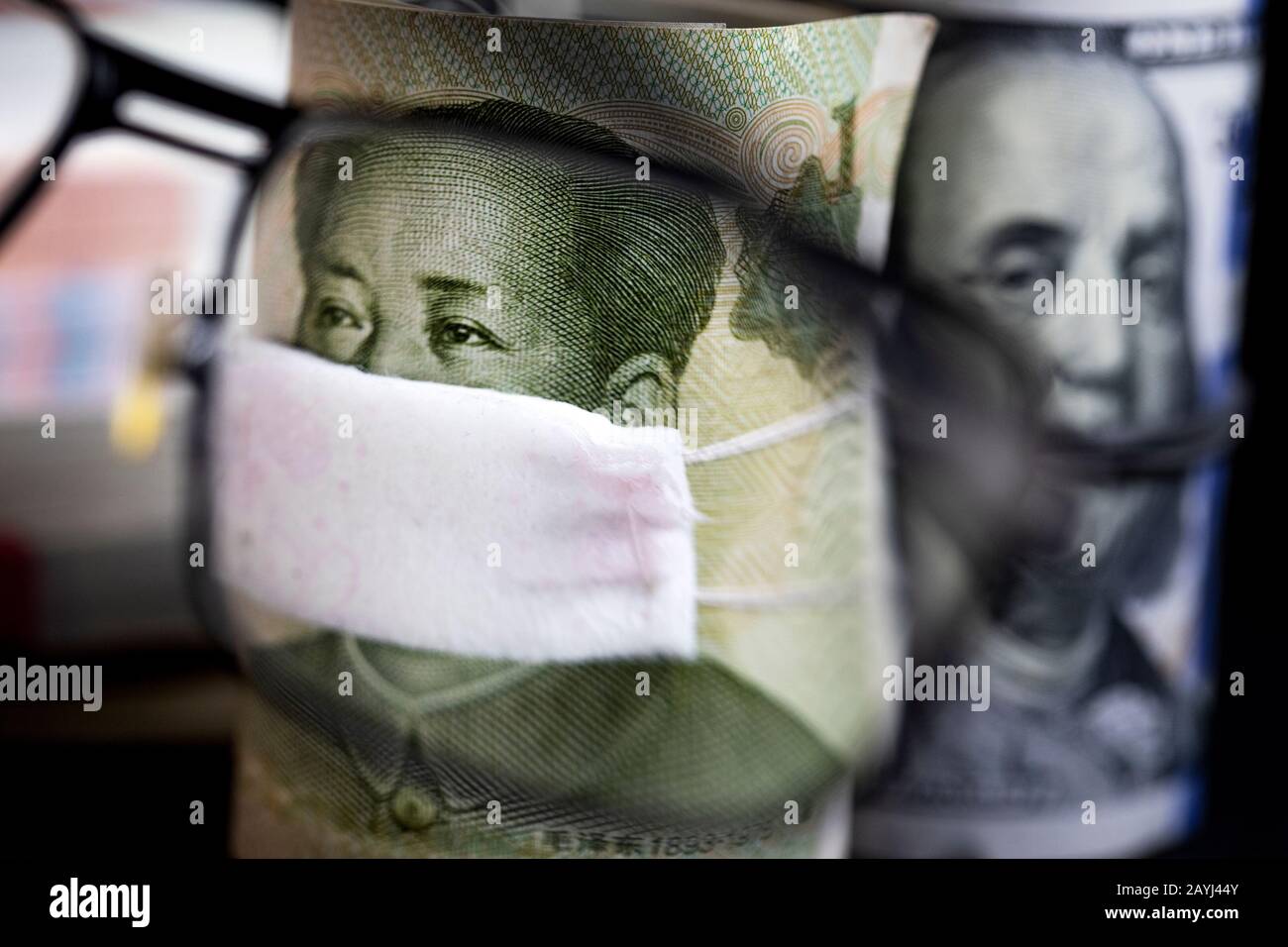 Chinesische Yuan Renminbi Bankscheine mit medizinischer Maske auf dem Hintergrund der US-Währung Stockfoto