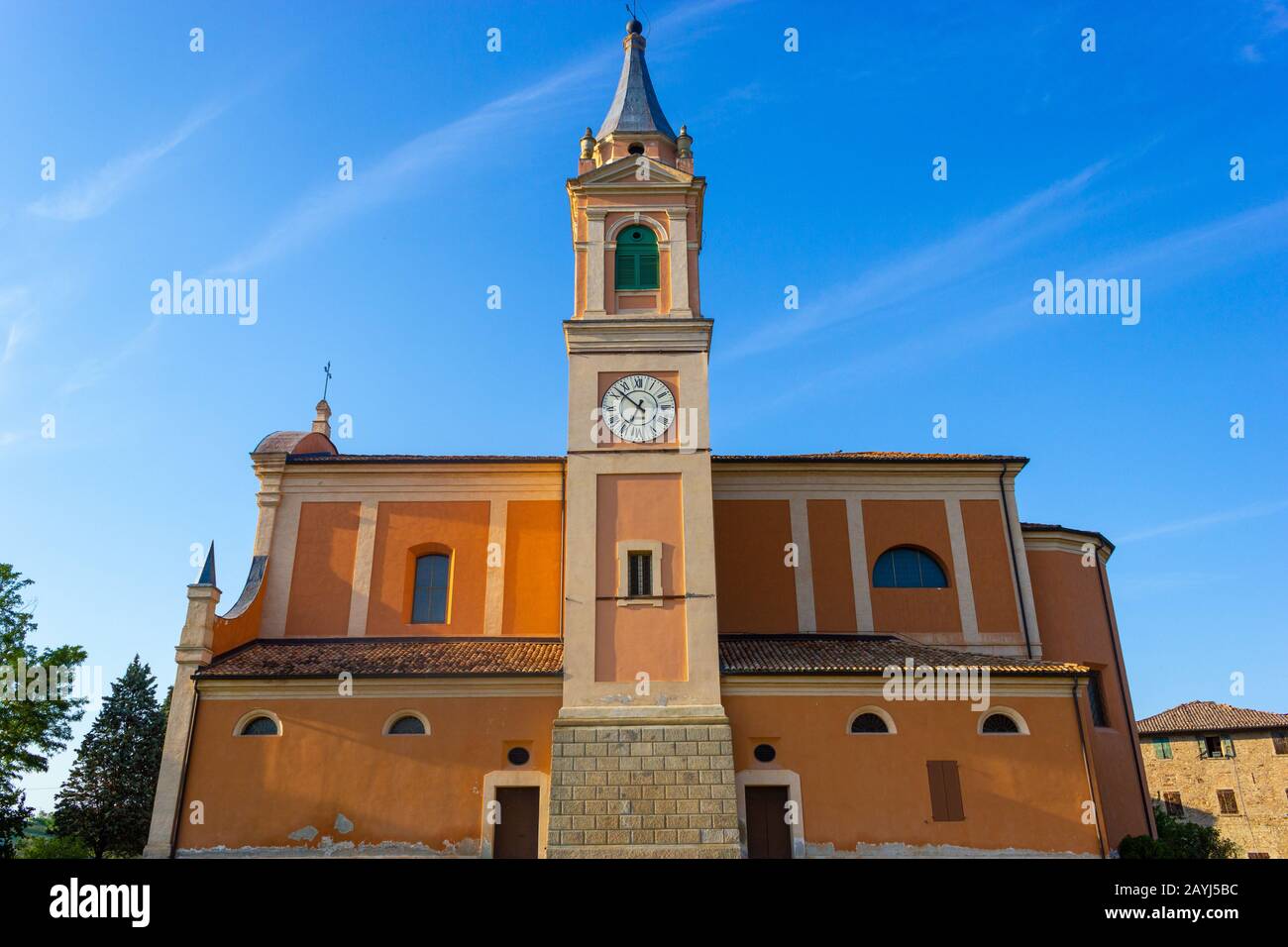 Die Kirche St. Apollinar im Castello di Serravalle, Valsamoggia, Emilia Romagna, Italien, an einem sonnigen Tag Stockfoto