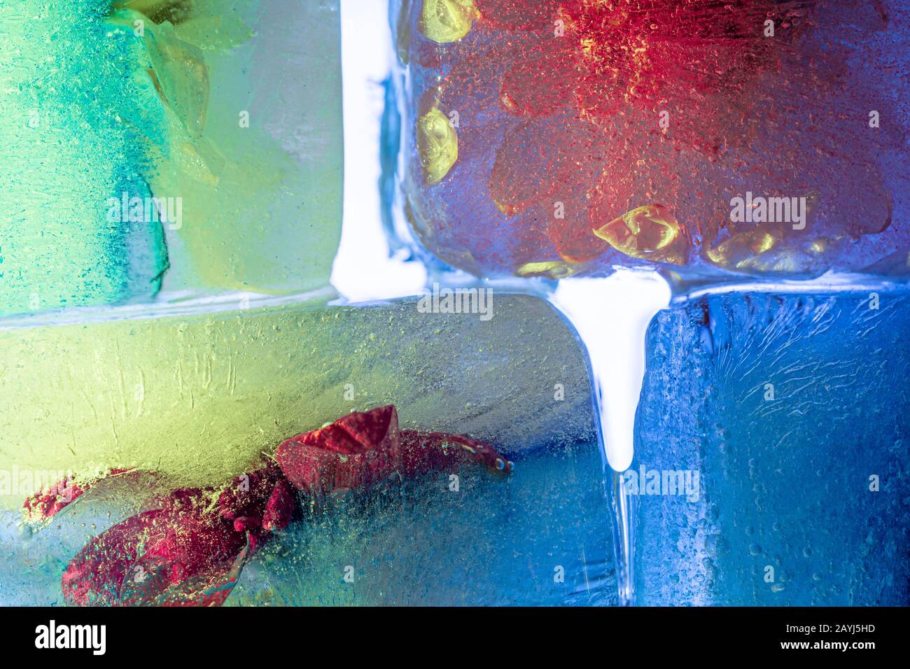 Abstrakte Komposition mit bunten Eiswürfeln in lebendigen Farben Stockfoto