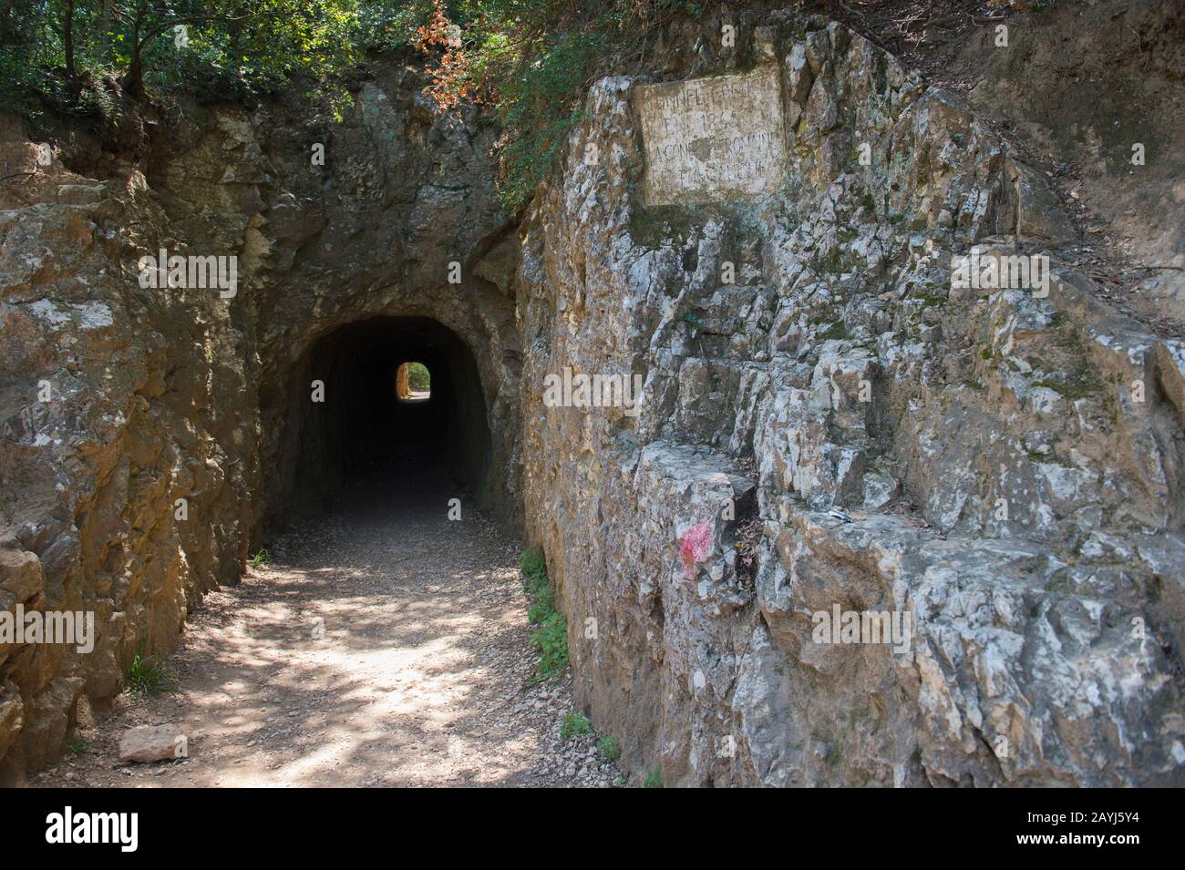Blick in den Tunnel des 1865 erbauten Pouzin am Pont du Gard bei Nimes im Süden Frankreichs. Stockfoto