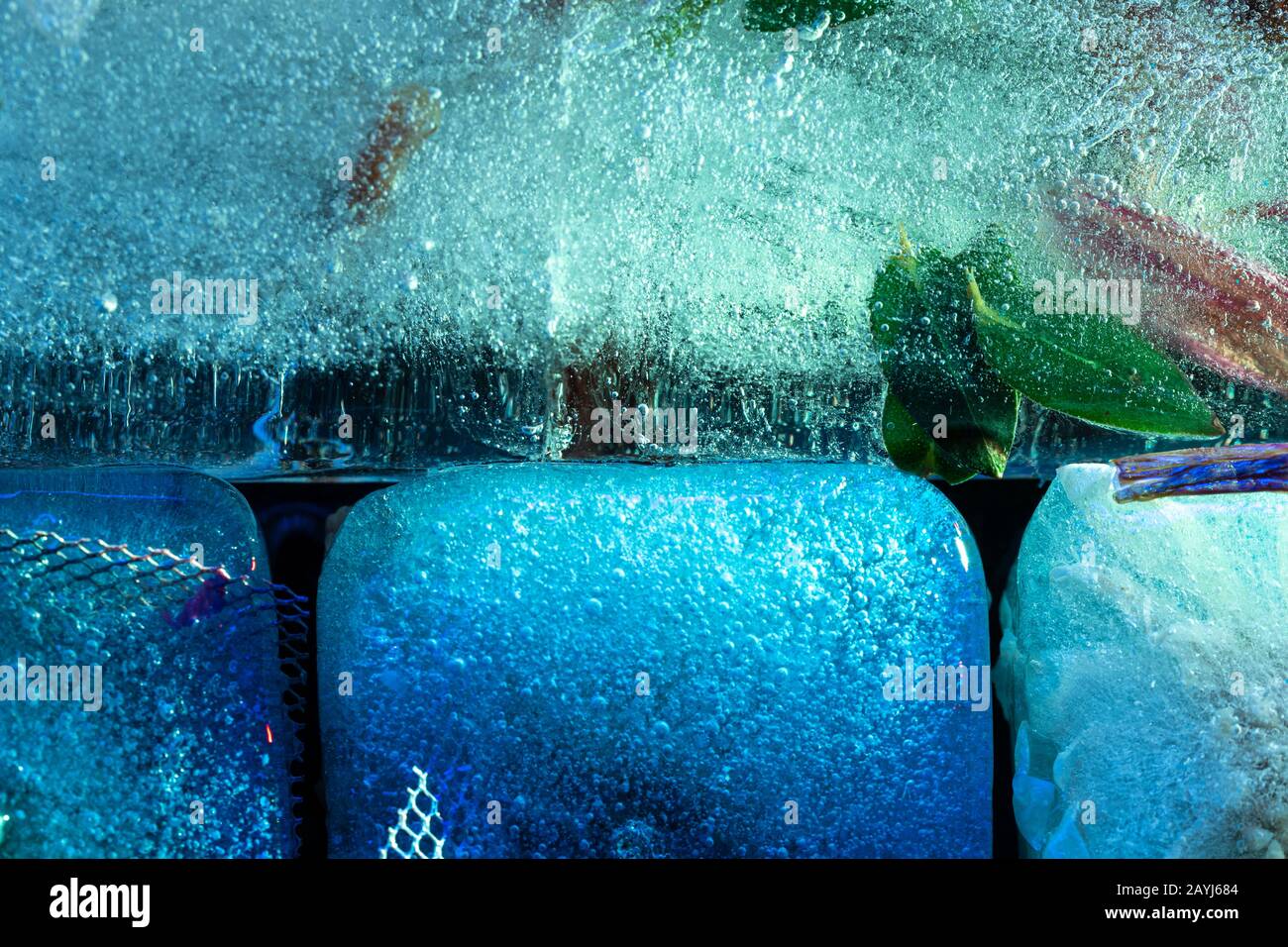 Beleuchteter Eisblock mit tiefgefrorener Textur - moderner abstrakter Makrohintergrund in Blautönen Stockfoto