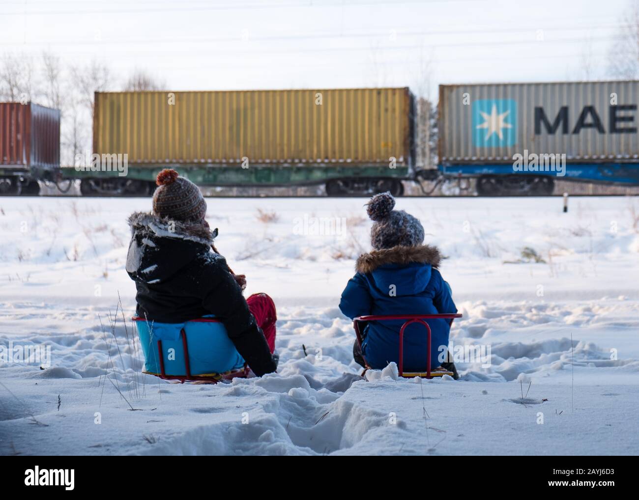 Kinder, die Züge beobachten, transsibirischen Eisenbahn Stockfoto