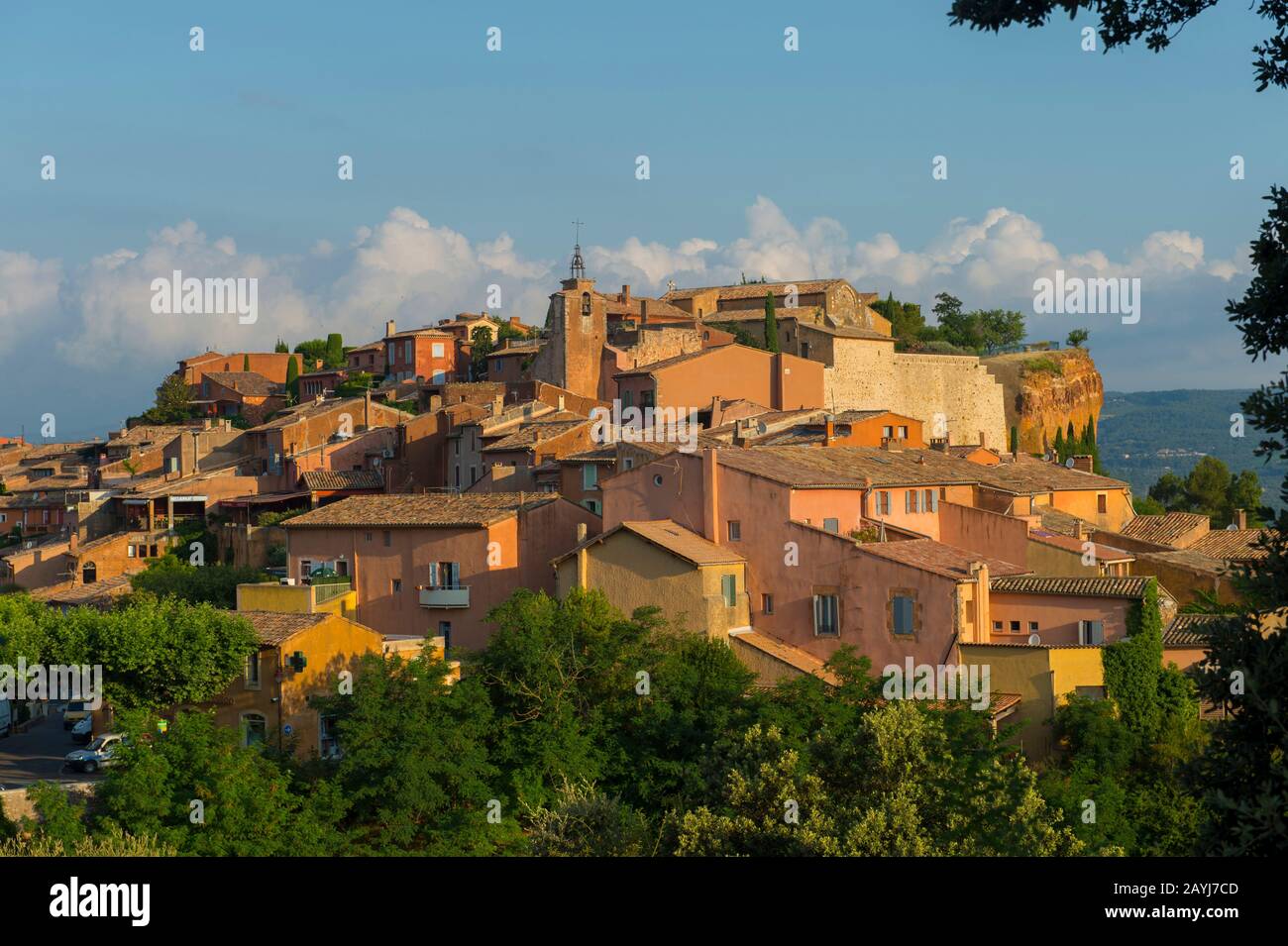 Blick auf das Dorf Roussillon in der Region Luberon, Region Provence-Alpen-Cote d Azur im Südosten Frankreichs. Stockfoto