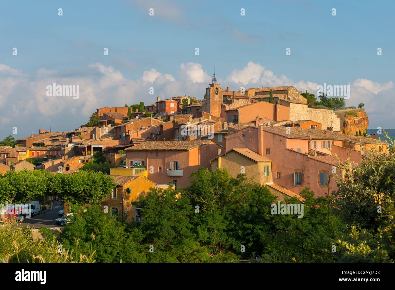 Blick auf das Dorf Roussillon in der Region Luberon, Region Provence-Alpen-Cote d Azur im Südosten Frankreichs. Stockfoto