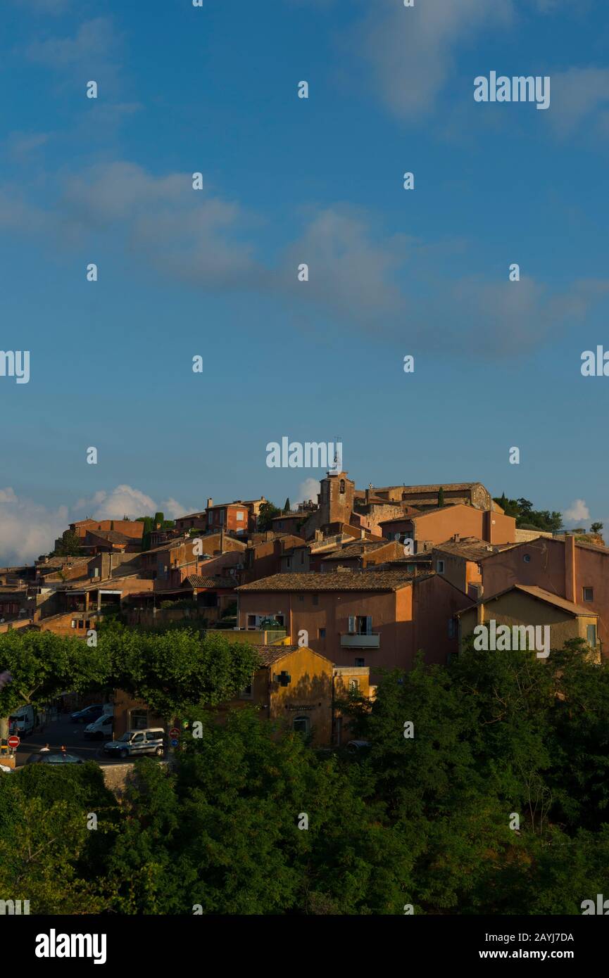 Blick auf das Dorf Roussillon in der Region Luberon, Region Provence-Alpen-Cote d Azur im Südosten Frankreichs. Stockfoto