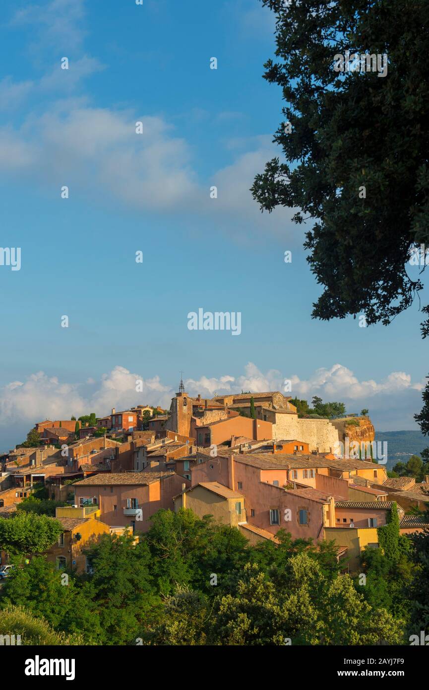 Blick auf das Dorf Roussillon in der Region Luberon, Region Provence-Alpen-Cote d Azur im Südosten Frankreichs. Stockfoto