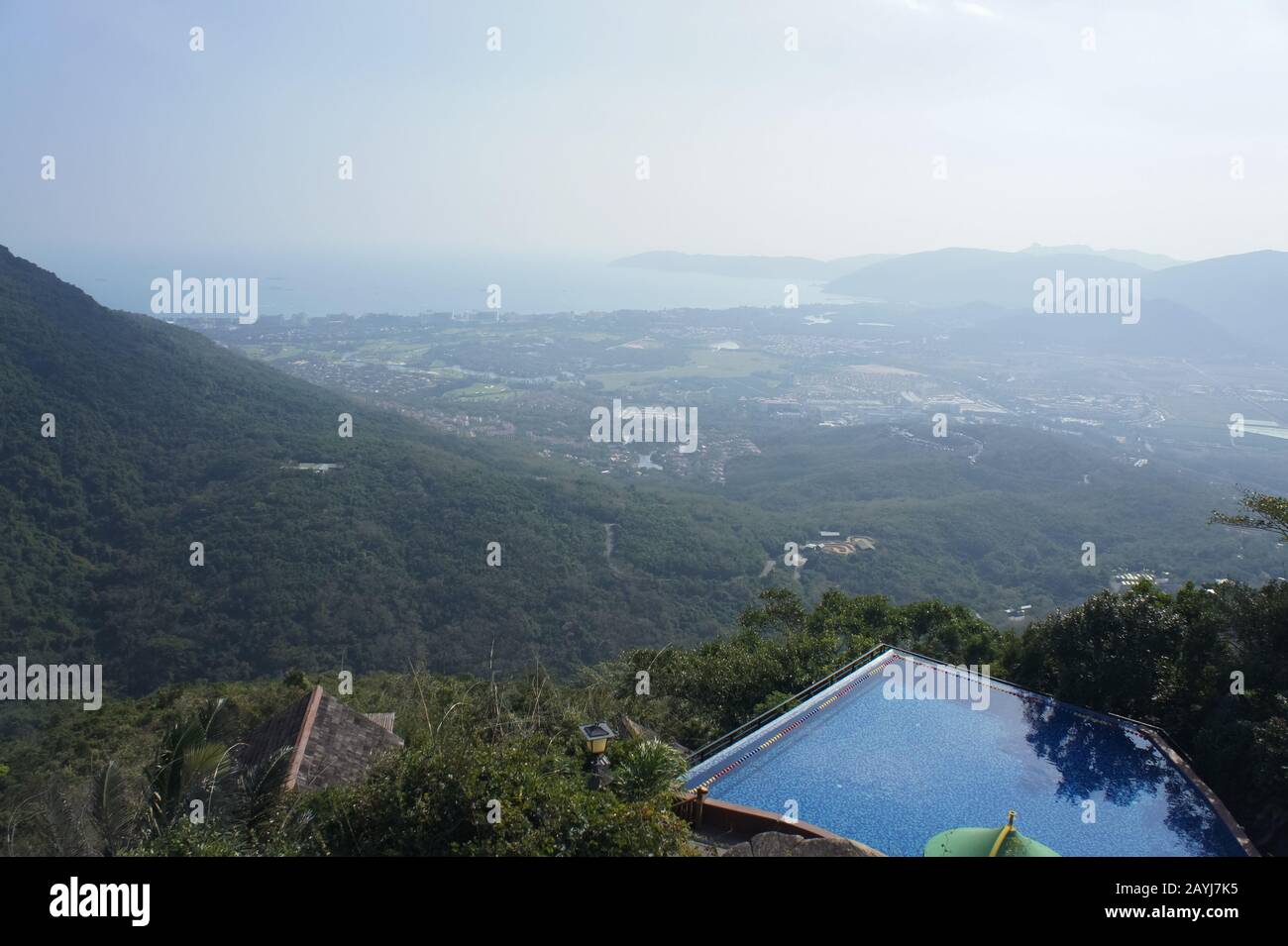 Vom Tropical Paradise Forest Park aus können Sie die Sanya Bay erkunden. China Hainan Stockfoto