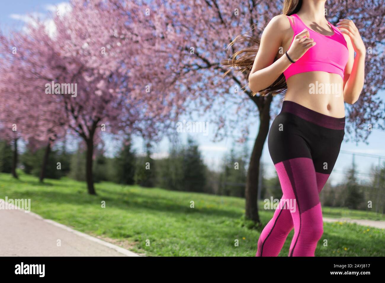 Junge Fitness Frauen laufen und springen im Freien Stockfoto