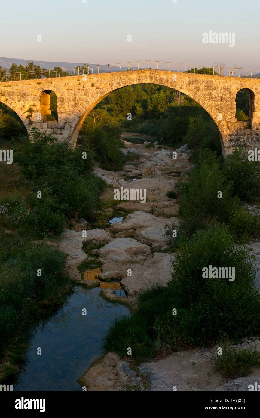 Die Pont Julien ist eine römische Steinbogenbrücke über den Fluss Calavon in der Provence in Südfrankreich, die aus dem Jahr 3 v. Chr. stammt. Stockfoto