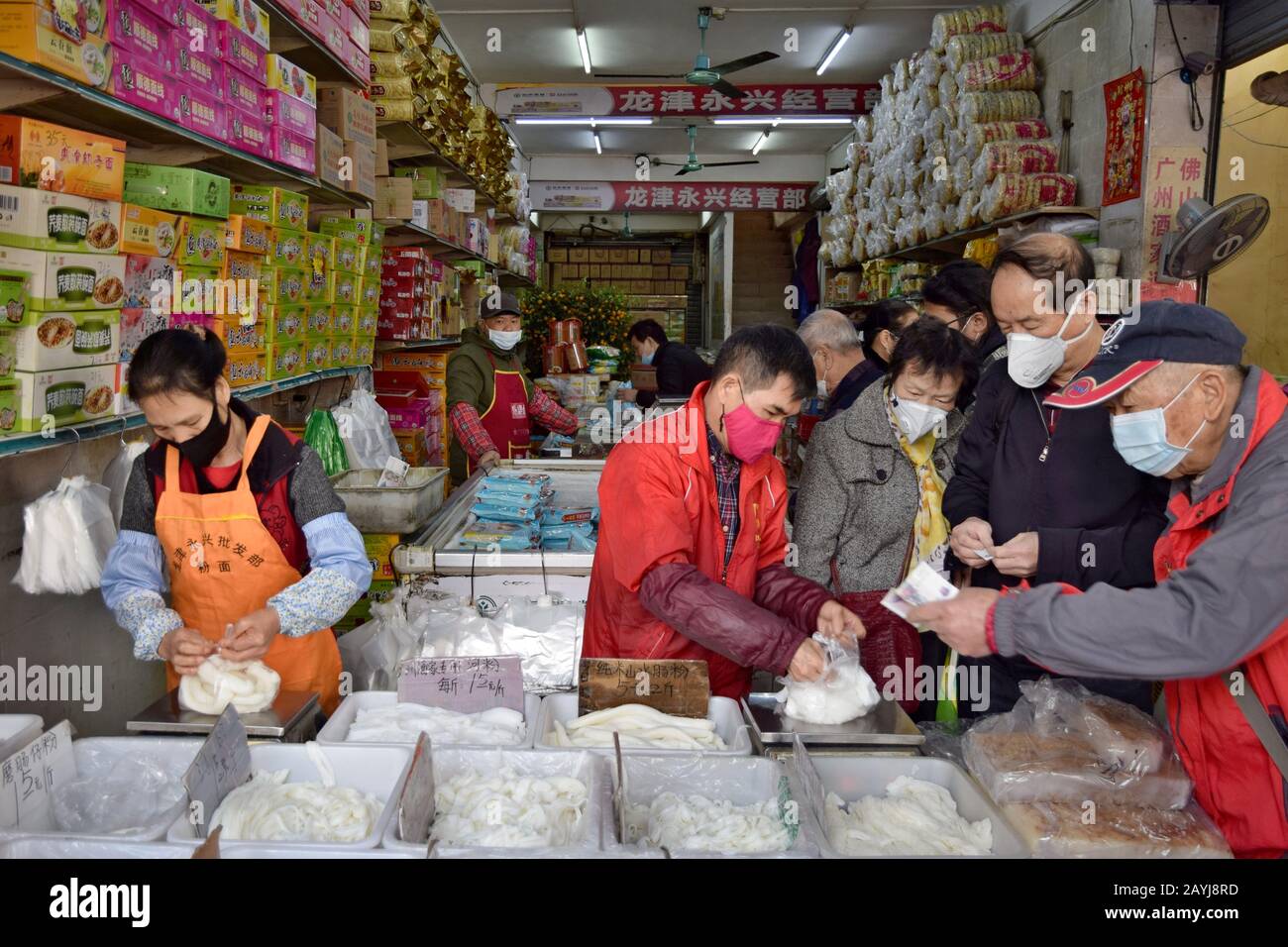 Kanton, CHINA - CIRCA FEBRUAR 2020: Leben in Kanton während einer Periode des Romans Coronavirus. Stockfoto