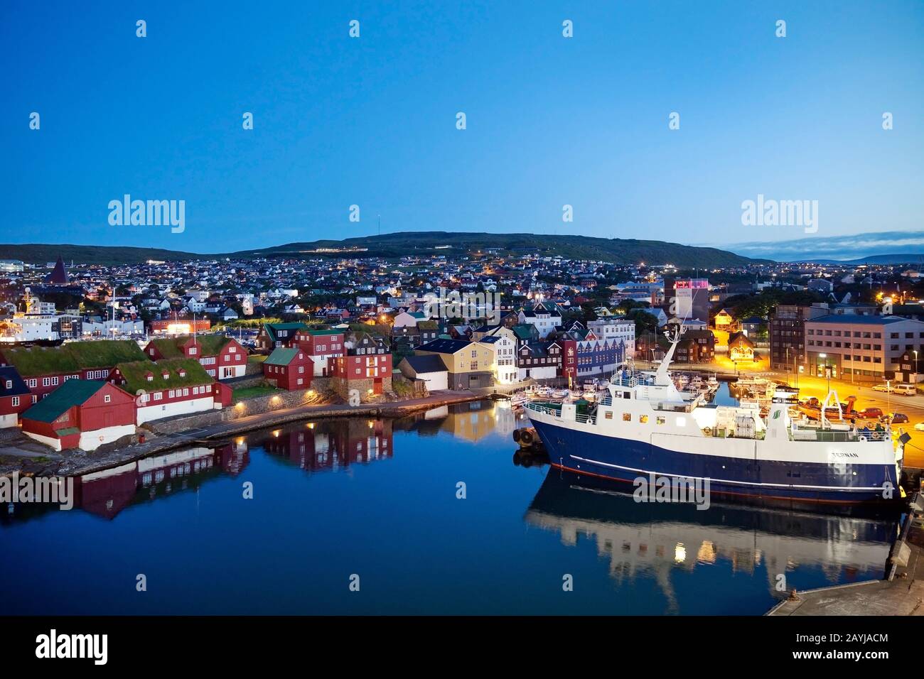 Hafen der Hauptstadt am Abend, Färöer, Streymoy, Torshavn Stockfoto