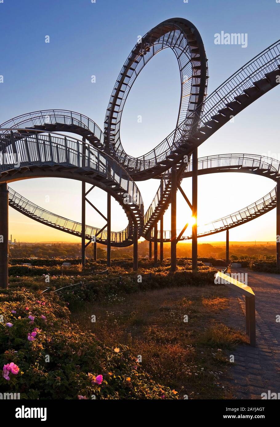 Tiger und Schildkröte - Zauberberg, Kunstinstallation und Wahrzeichen im Angerpark, Deutschland, Nordrhein-Westfalen, Ruhrgebiet, Duisburg Stockfoto
