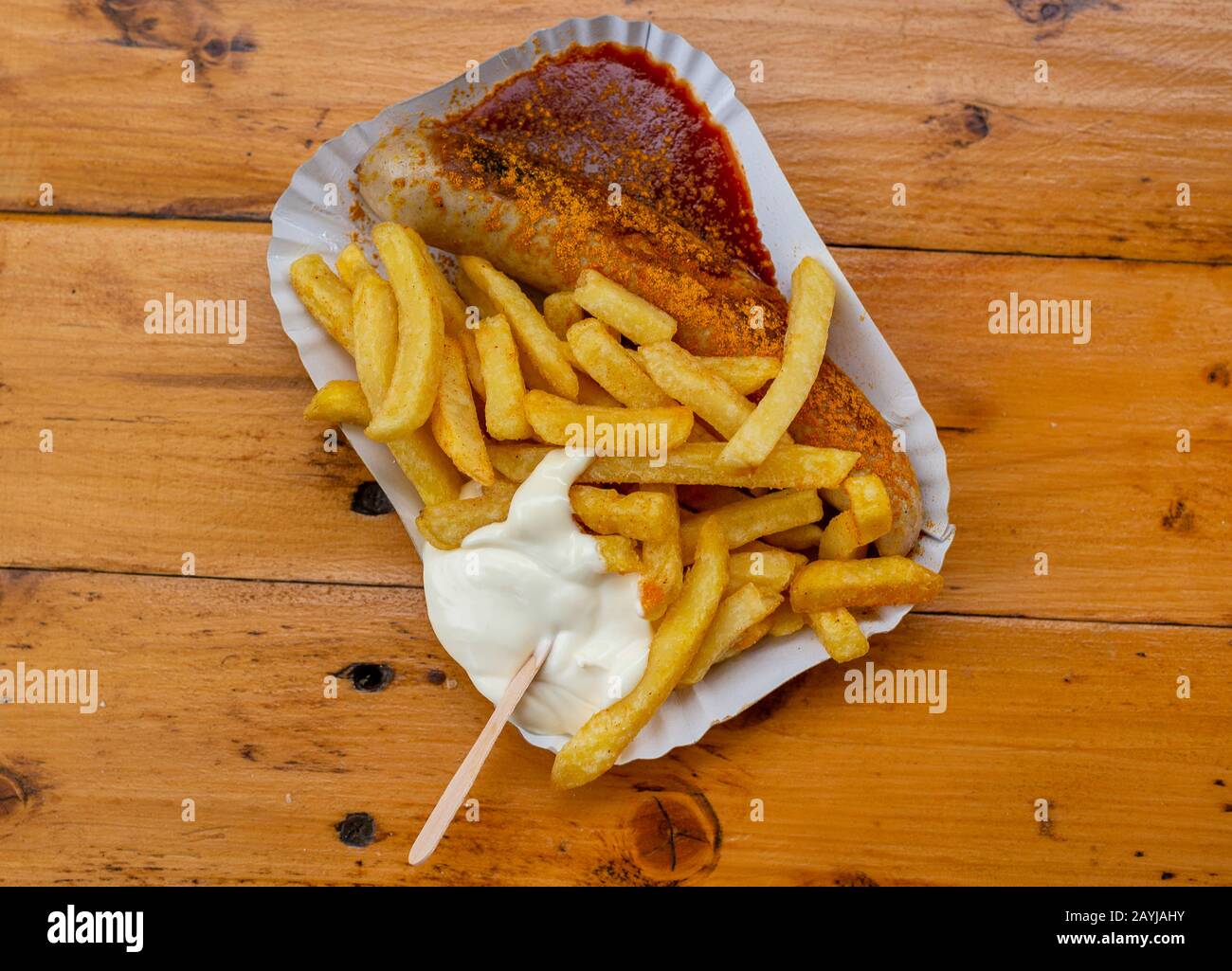 Currywurst mit pommes frites, Majonnaise und Ketchup, Deutschland Stockfoto