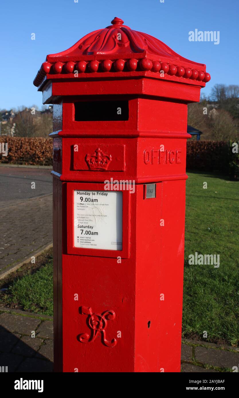 Roter sechseckiger viktorianischer Royal Mail Pillar Box an Abbey Bridge End (Straße), Jedburgh, Scottish Borders, Schottland. Stockfoto