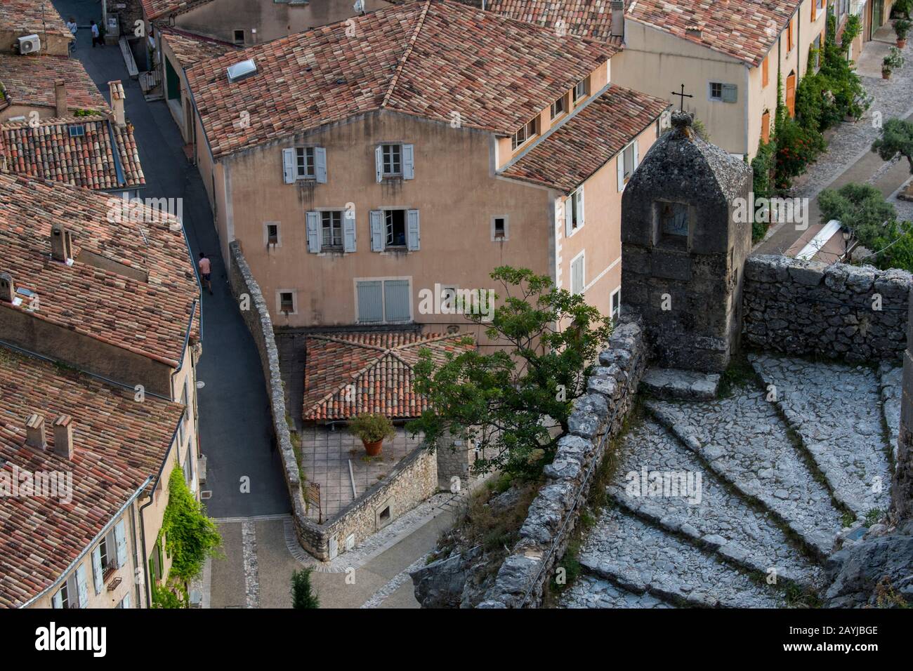 Blick auf den steilen Fußweg zur Kapelle Notre-Dame-de-Beauvoir, die in die hohen Kalkfelsen oberhalb von Moustiers-Sainte-Marie, einem mittelalterlichen Dorf, eingebaut ist Stockfoto