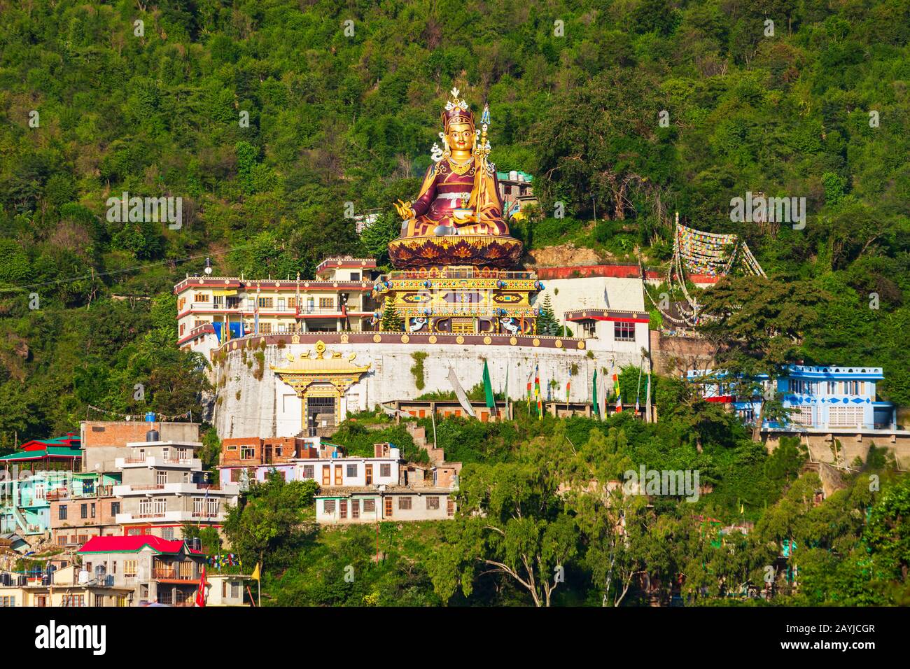 Guru Padmasambhava oder Guru Rinpoche Statue in der Nähe des Mahatma Buddha Tempels in der Stadt Rewalsar, Bundesstaat Himachal Pradesh in Indien Stockfoto