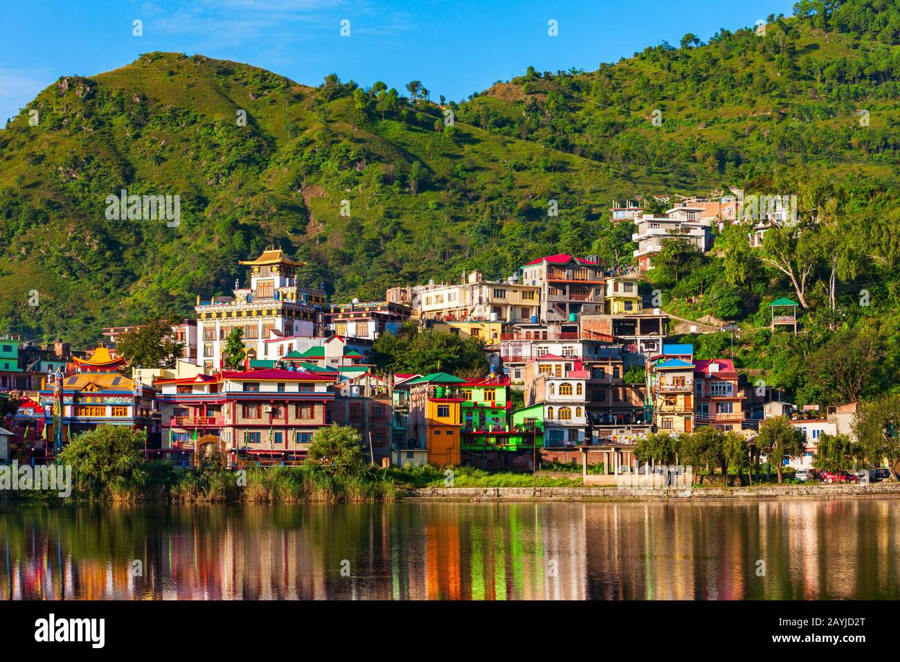 Rewalsar oder Tso Pema ist eine Kleinstadt, ein See und ein buddhistischer Pilgerort in der Nähe von Mandi, dem Bundesstaat Himachal Pradesh in Indien Stockfoto
