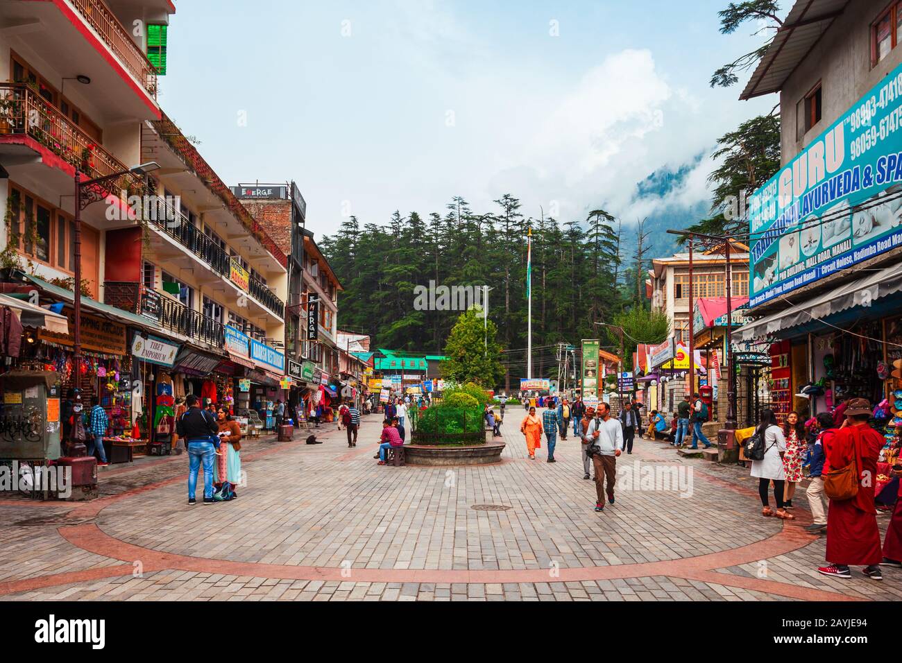 Manali, INDIEN - 27. SEPTEMBER 2019: Die Mall ist eine Hauptfußgängerstraße in der Manali-Stadt im Bundesstaat Himachal Pradesh in Indien Stockfoto