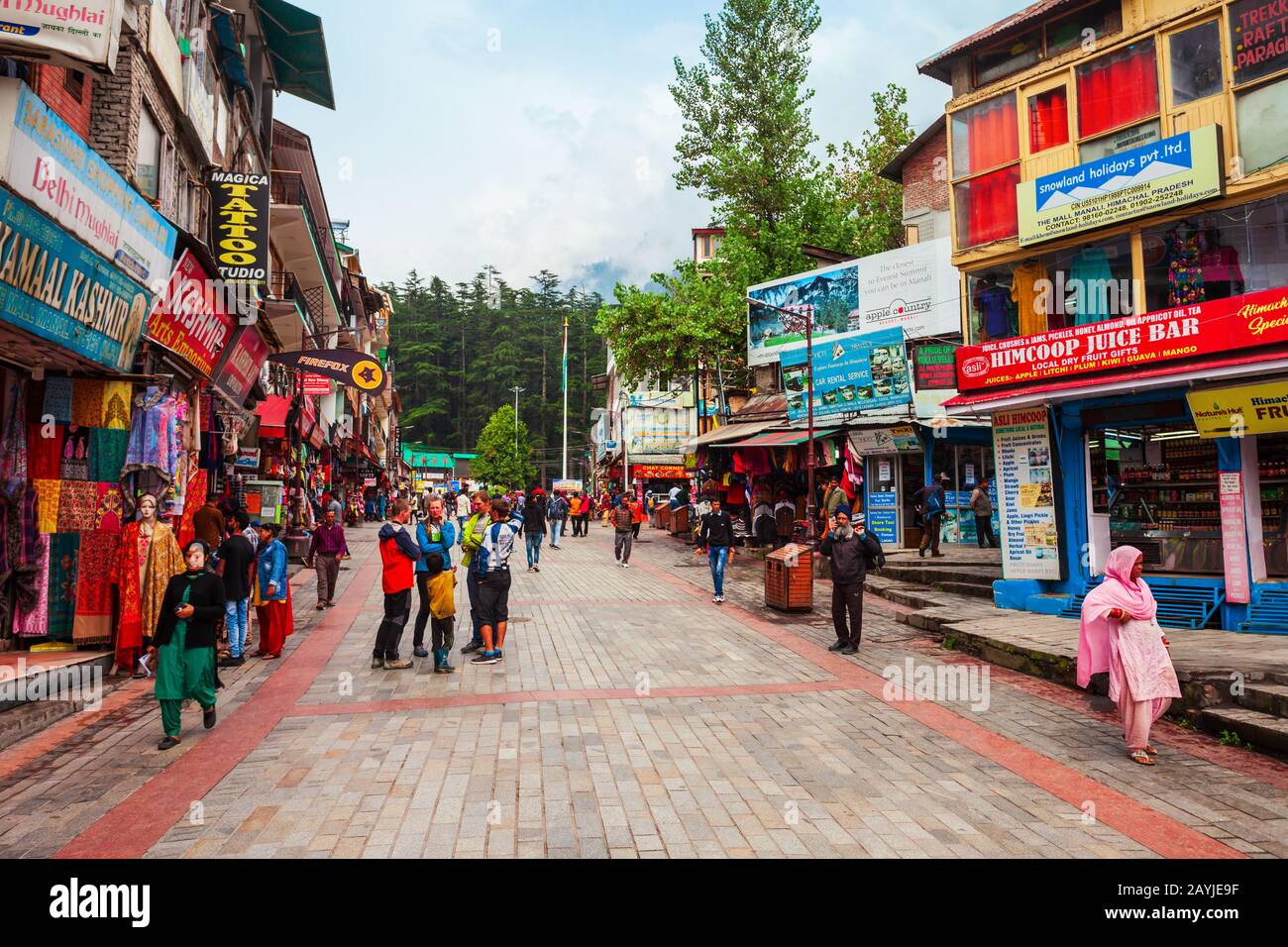 Manali, INDIEN - 27. SEPTEMBER 2019: Die Mall ist eine Hauptfußgängerstraße in der Manali-Stadt im Bundesstaat Himachal Pradesh in Indien Stockfoto