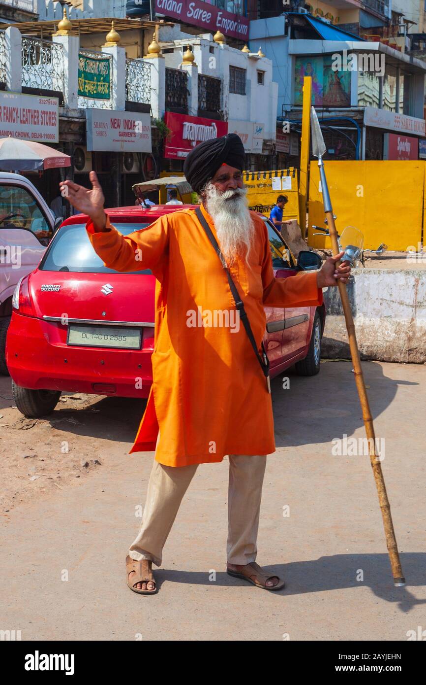 NEU-DELHI, INDIEN - 06. OKTOBER 2019: Akali Nihang Sikh Warrior in der Nähe des Gurudwara Sis Ganj Sahib ist einer der neun historischen Gurdwaras in Neu-Delhi Stockfoto