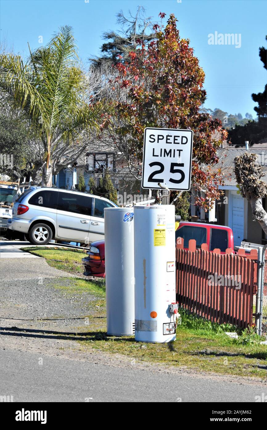 Zwei echte gebrauchte, aber funktionierende Warmwasserbereiter legen sich zur freien Nutzung auf die Straße, anstatt in die Deponie zu gehen und ein größeres Problem in Kalifornien zu verursachen Stockfoto