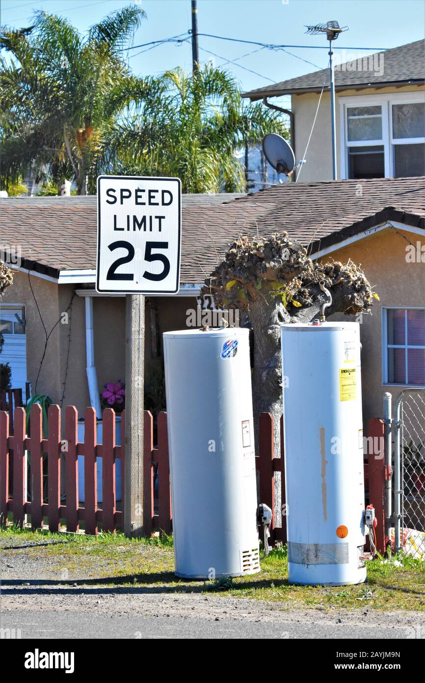 Zwei echte gebrauchte, aber funktionierende Warmwasserbereiter legen sich zur freien Nutzung auf die Straße, anstatt in die Deponie zu gehen und ein größeres Problem in Kalifornien zu verursachen Stockfoto