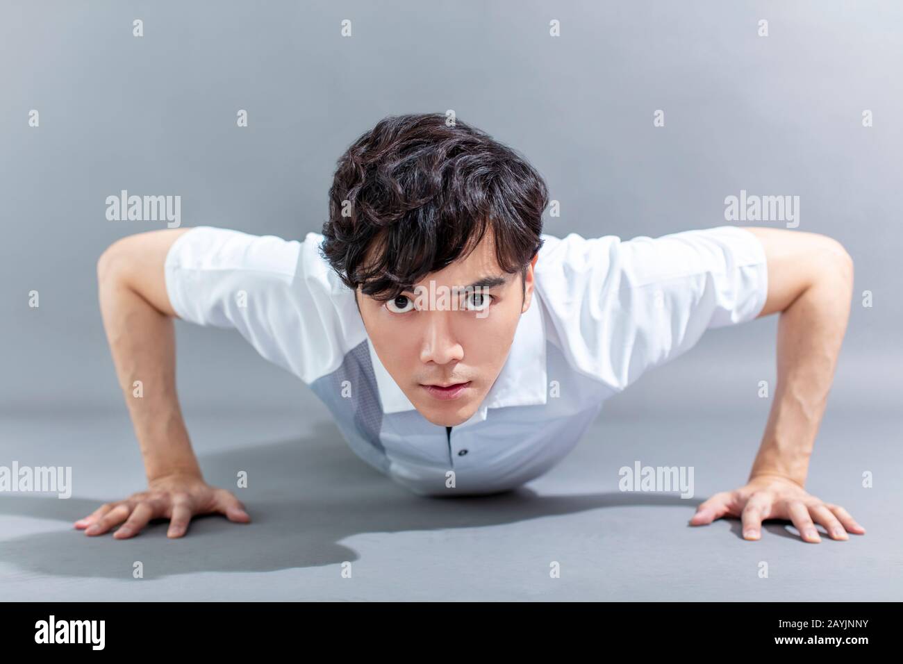 Porträt des asiatischen Fitness-Mannes, der Push-ups macht Stockfoto