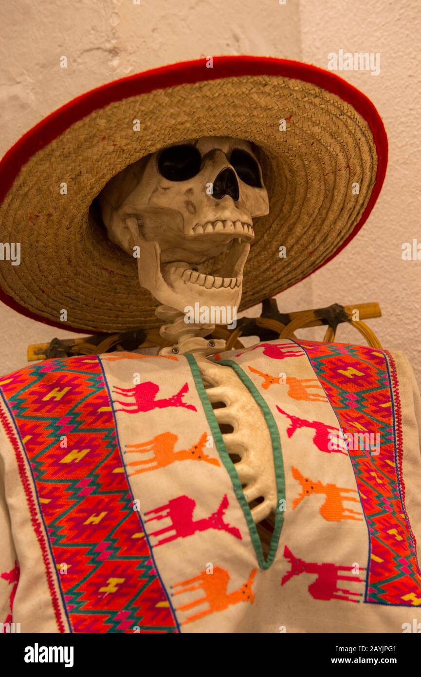 Skelett ist für den Tag der Toten (Dia de Muertos) in Oaxaca City, Mexiko verkleidet. Stockfoto