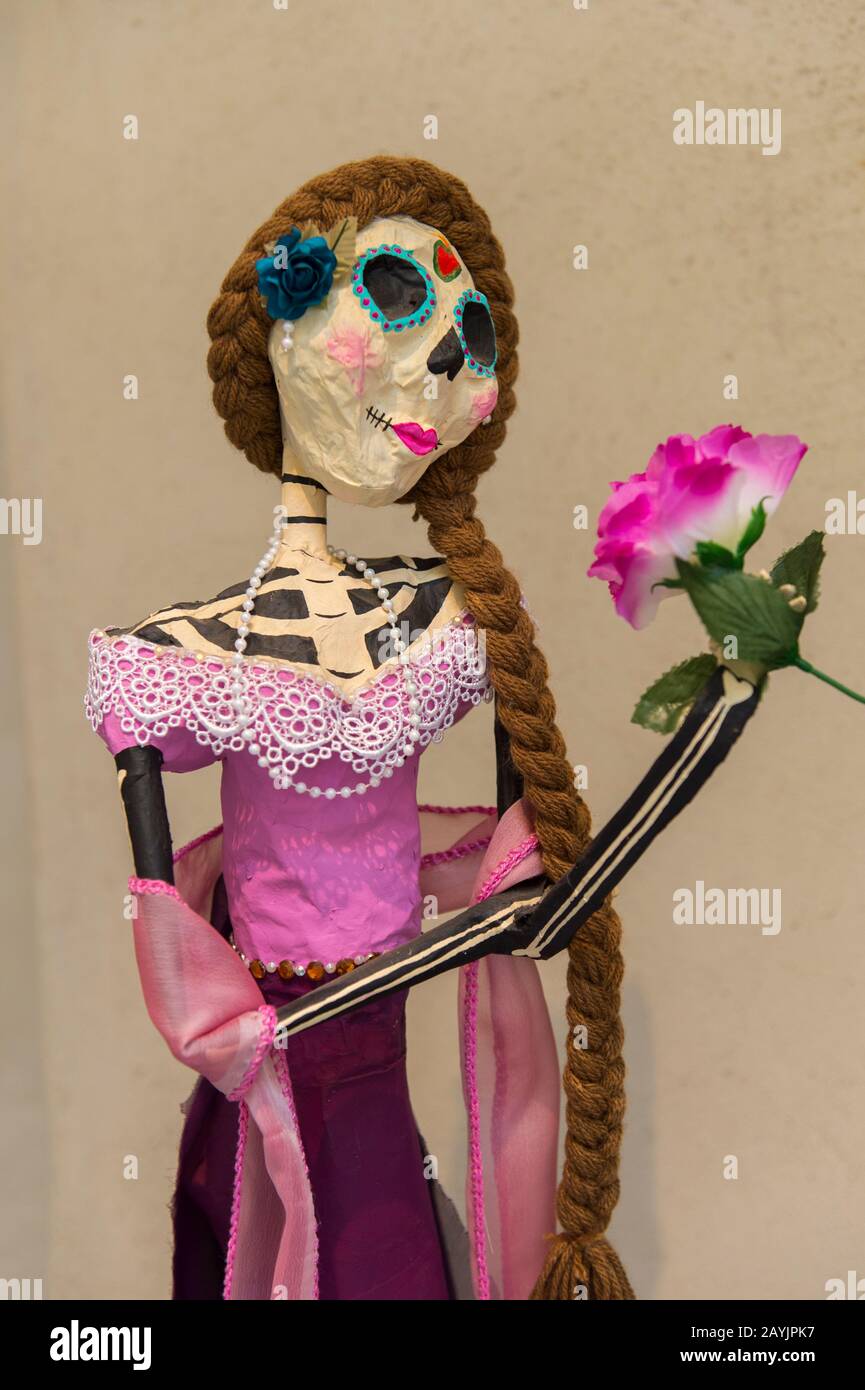 Skelett ist für den Tag der Toten (Dia de Muertos) in Oaxaca City, Mexiko verkleidet. Stockfoto