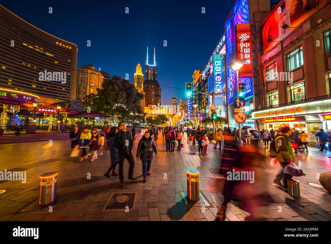 Shanghai, CHINA - 13. FEBRUAR 2018: Auf der Nanjing Road leuchten Neonschilder. Die Gegend ist das Haupteinkaufsviertel Shanghais und eines der geschäftigsten der Welt Stockfoto