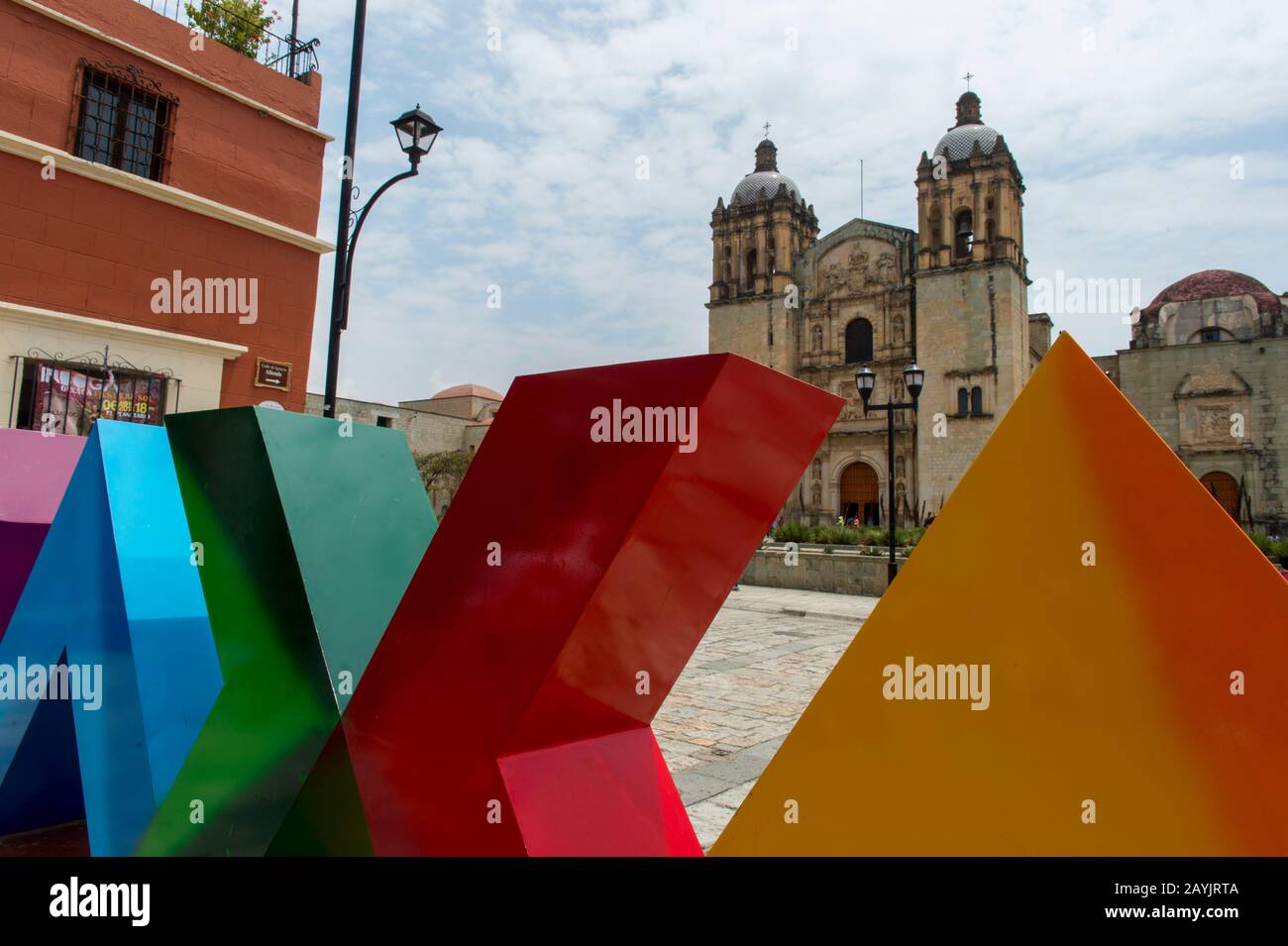 Plaza Santo Domingo mit bunten Buchstaben OAXACA und der Kirche von Santo Domingo de Guzman im Hintergrund in Oaxaca de Juarez, Mexiko. Stockfoto