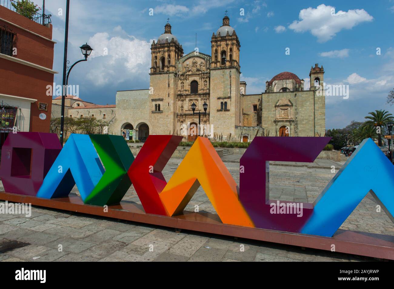 Plaza Santo Domingo mit bunten Buchstaben OAXACA und der Kirche von Santo Domingo de Guzman im Hintergrund in Oaxaca de Juarez, Mexiko. Stockfoto