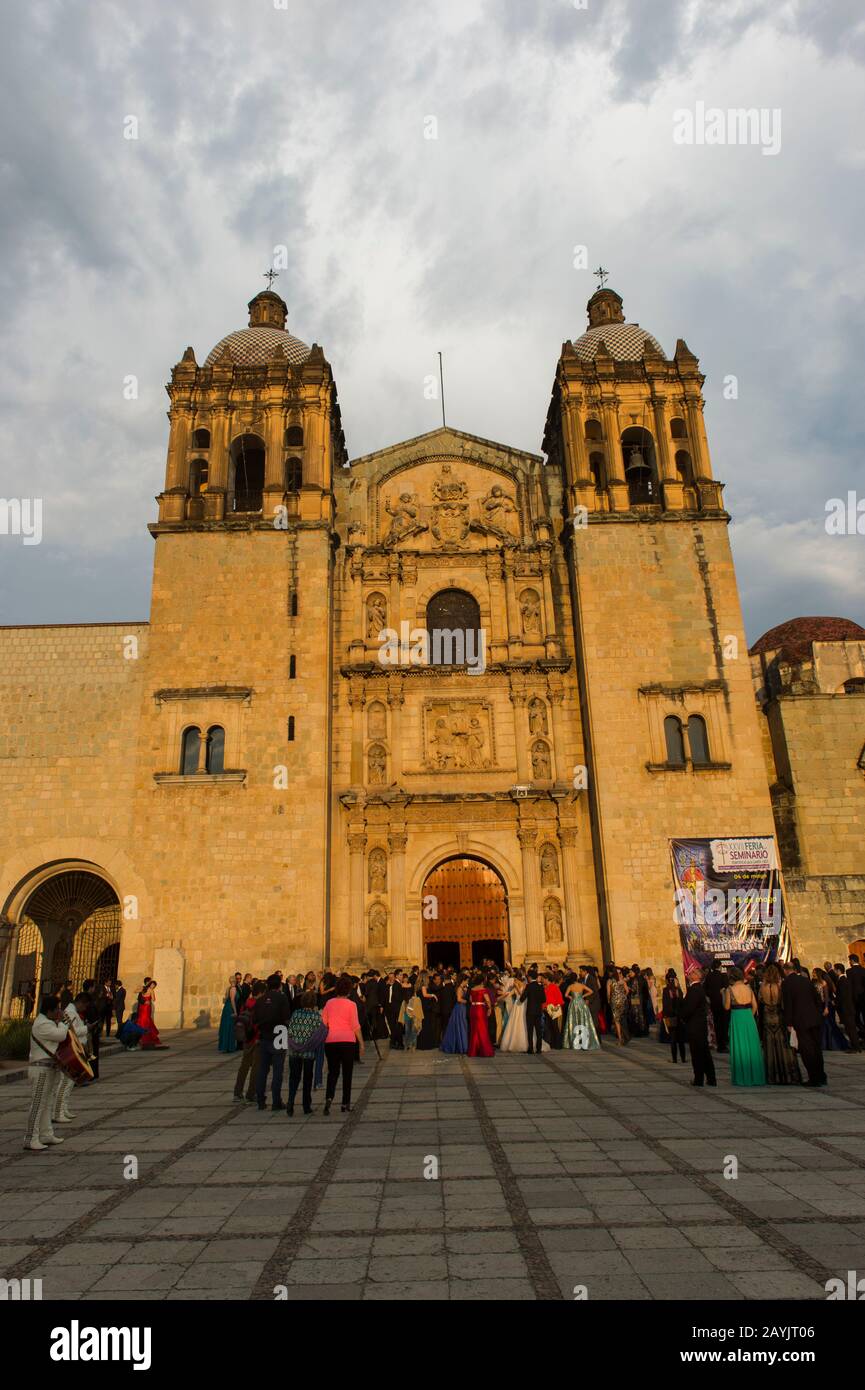 Eine Hochzeitsfeier in der Kirche Santo Domingo de Guzman in der Stadt Oaxaca de Juarez, Oaxaca, Mexiko. Stockfoto