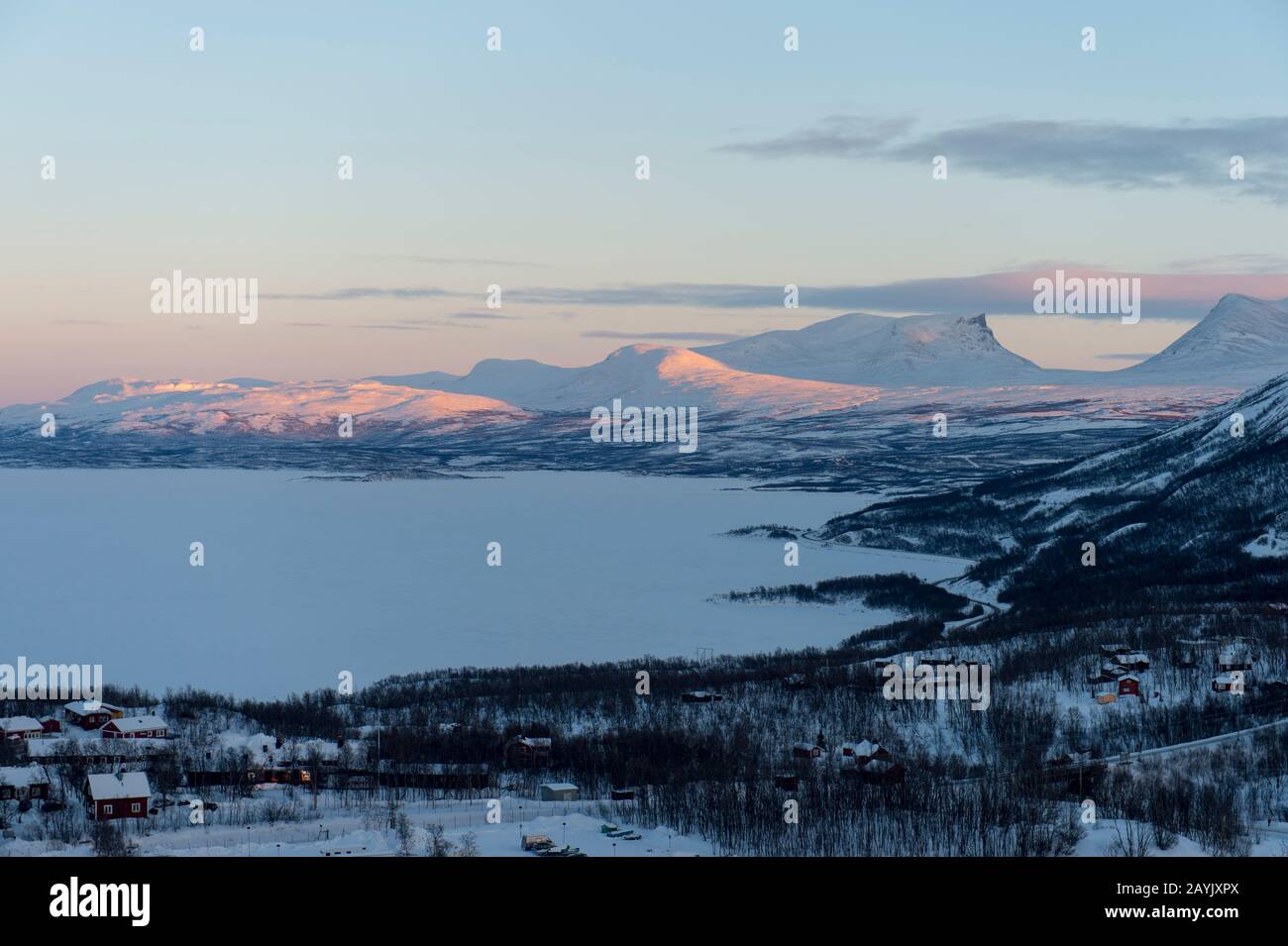 Blick vom Hotel Fjallet von Bjorkliden und dem See Tornetrask im schwedischen Lappland, Nordschweden. Stockfoto