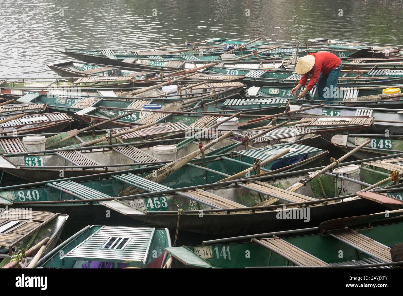 Vietnam Tam CoC - EINE Frau aus der Region beendete ihren Arbeitstag in Tam CoC, Provinz Ninh Binh, Vietnam. Südostasiens. Stockfoto