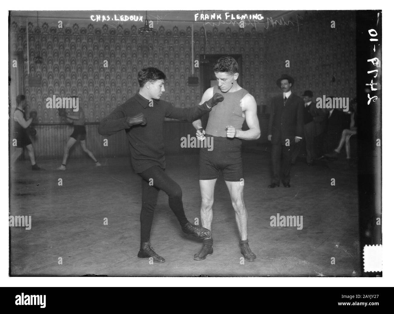 Der französische Boxer Charles 'Little Apache' Ledoux und Frank Fleming Stockfoto
